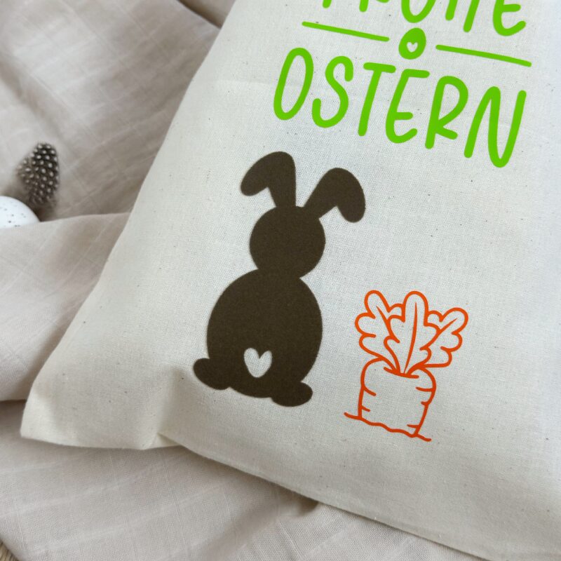 Nahaufnahme Baumwollbeutel Frohe Ostern für das Osternest mit Osterhase und Karotte